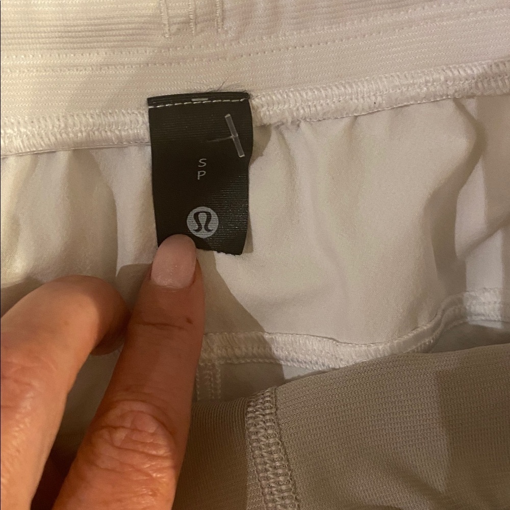 Lululemon Athletica White Shorts size SP - Picture 2 of 4